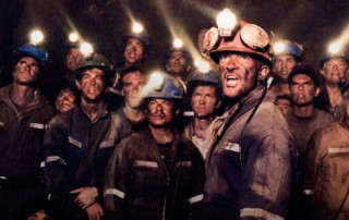 Os 33 mineiros soterrados no Chile.
